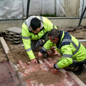2 Hommes du service polyvalence de Régies Services qui travaillent