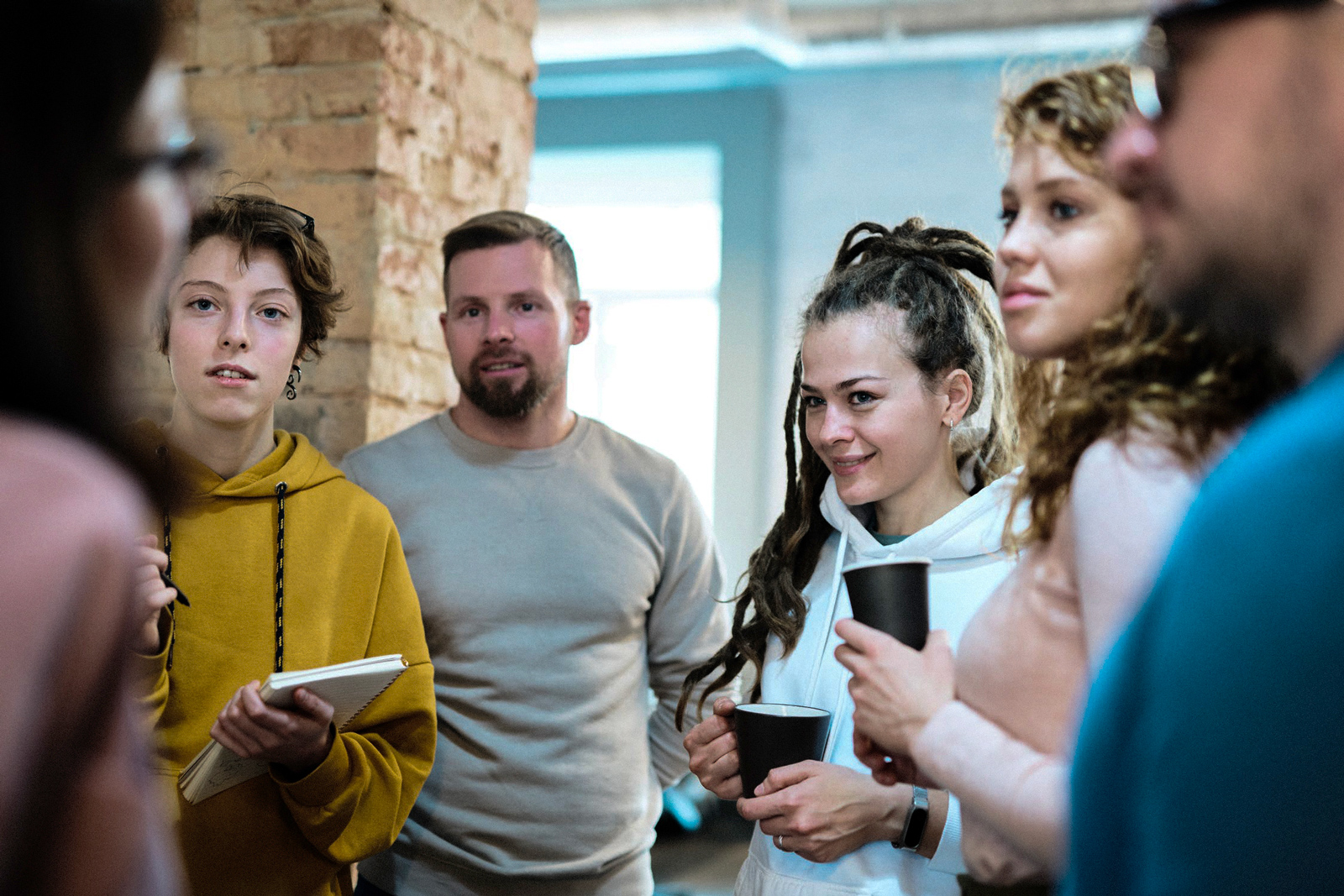 Image de plusieurs personnes à l'écoute