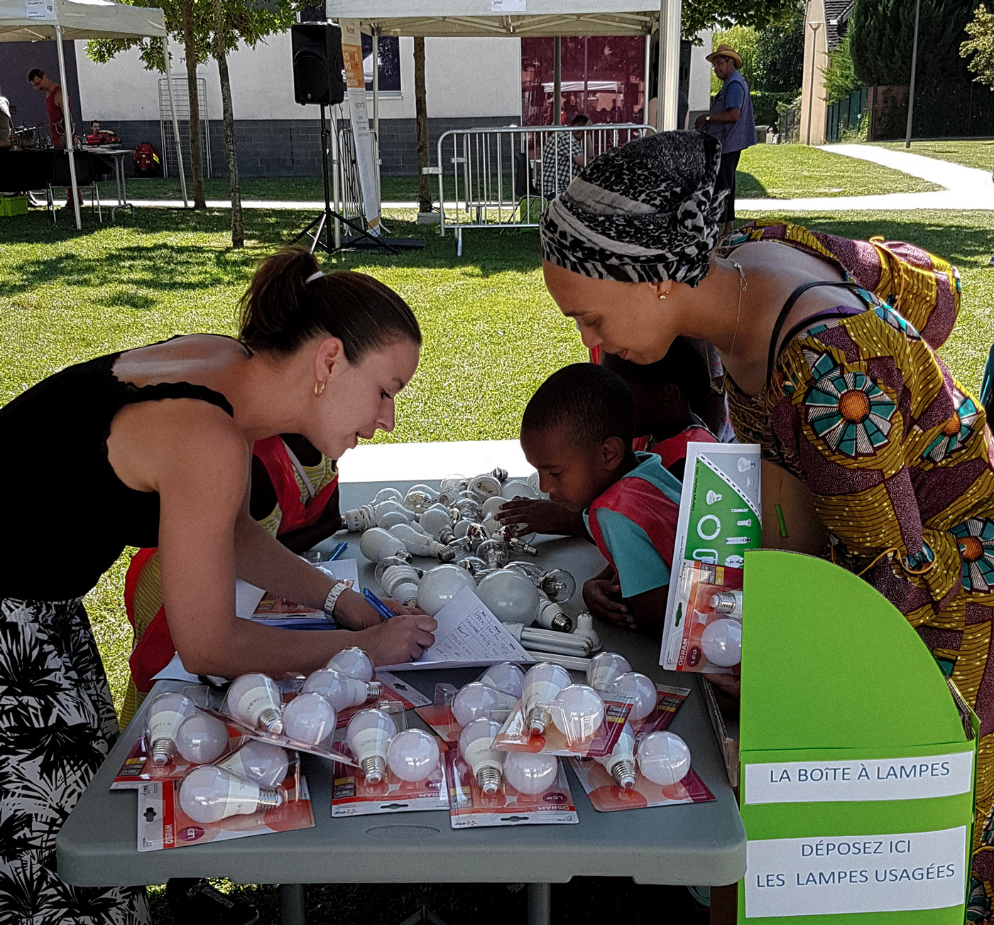 Médiation sur l'énergie auprès d'une habitante avec une intervenante